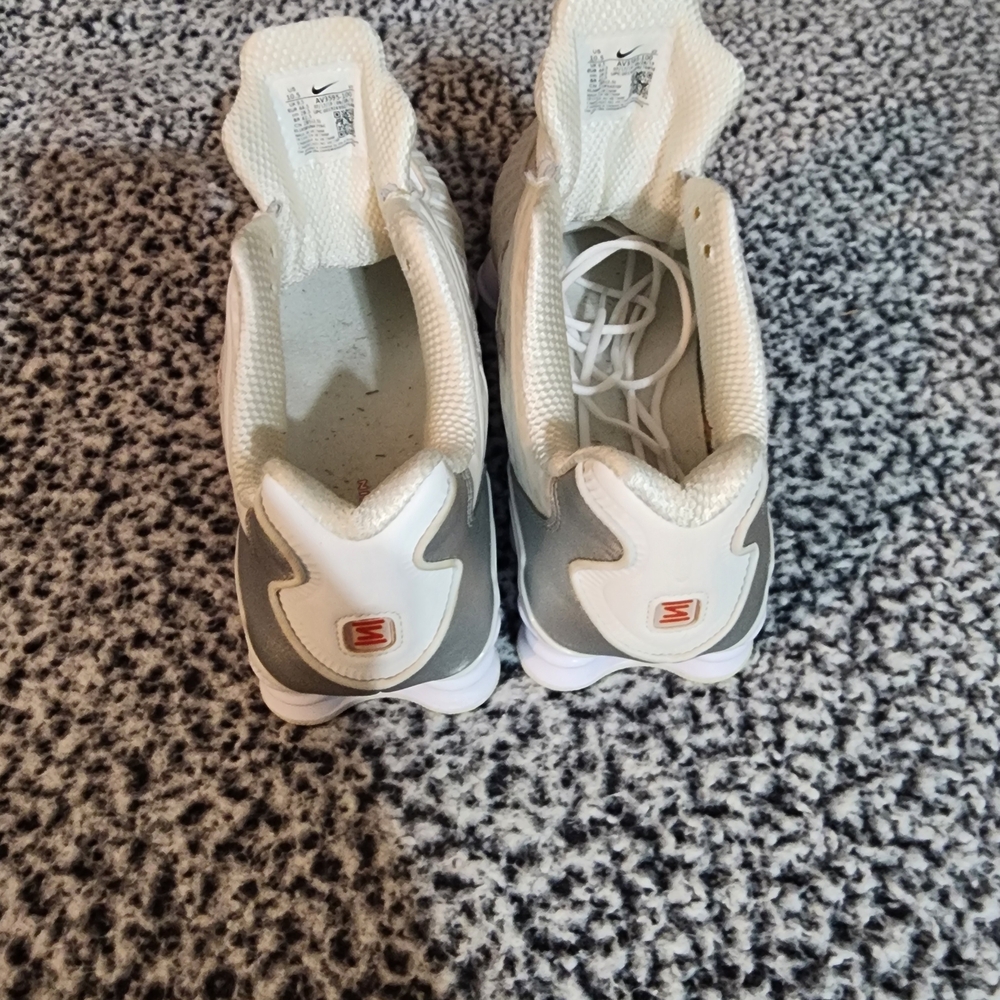 Nike Shox White Athletic Shoes - Picture 4 of 8